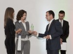 Изпълнителният директор на Първа инвестиционна банка Димитър Костов връчва наградата на Елена Маринова - президент на "Мусала софт" ООД